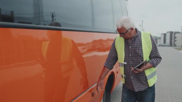 Asit Yeşili Yelek Giyen Yaşlı Otobüs Şoförünün Turuncu Yolcu Otobüsünü — Stok video
