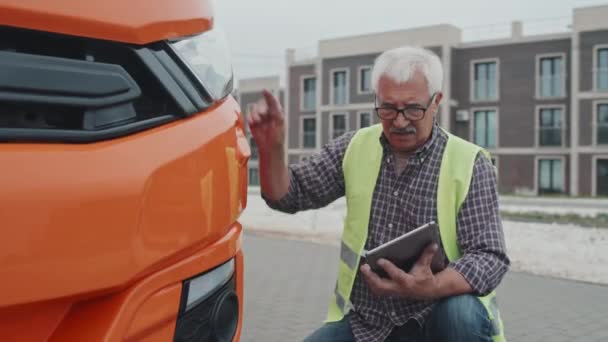 Střední Ruční Záběr Staršího Bělošského Řidiče Autobusu Kyselé Zelené Uniformě — Stock video