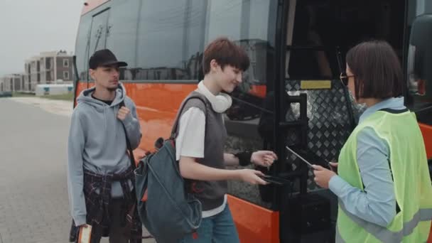 Середній Кишеньковий Знімок Дівчини Підлітка Молодого Чоловіка Сідає Автобус Показуючи — стокове відео