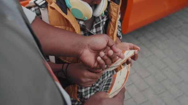 Close Van Onherkenbare Afro Amerikaanse Vader Zoontje Met Buskaartjes Handen — Stockvideo
