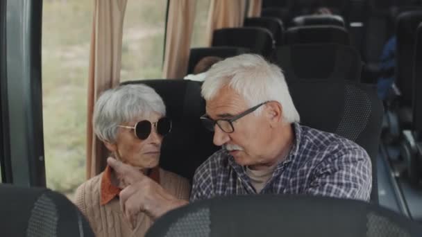 Średnie Zbliżenie Pary Seniorów Rozmawiających Autobusie Innymi Pasażerami Przed Jazdą — Wideo stockowe