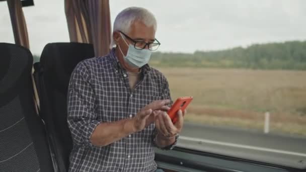 버스를 스마트폰을 사용하여 코카서스 노인을 — 비디오