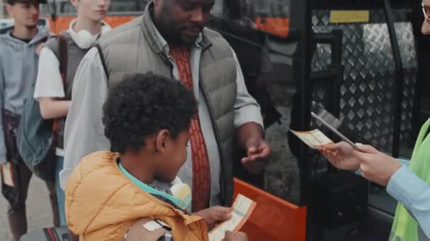 Prise Vue Manuelle Moyenne Une Conductrice Bus Prenant Des Billets — Video