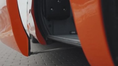 Otomatik otobüs kapısının açılışının alçak kesiminden ve tanımadığımız yolcuların araçtan inişlerinin bacaklarından.