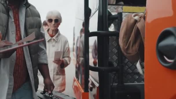 Снимок Средней Секции Группы Людей Садившихся Автобус Женщины Супервайзера Цифровым — стоковое видео