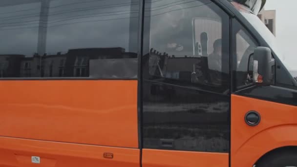 Средний Снимок Современного Оранжевого Пассажирского Автобуса Прибывающего Станцию Выходящего Многоэтнического — стоковое видео