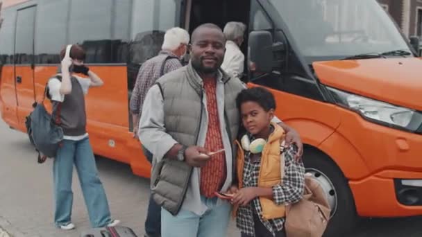 Közepes Portré Afro Amerikai Apáról Éves Fiáról Amint Kamera Előtt — Stock videók