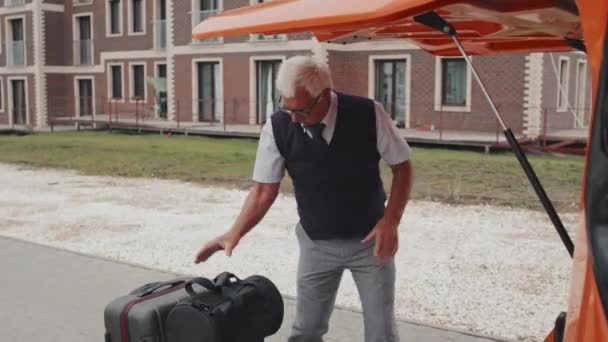 Mittlerer Handschuss Eines Älteren Busfahrers Uniform Der Gepäck Den Offenen — Stockvideo