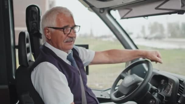 Retrato Médio Motorista Ônibus Sênior Alegre Uniforme Sentado Assento Motorista — Vídeo de Stock