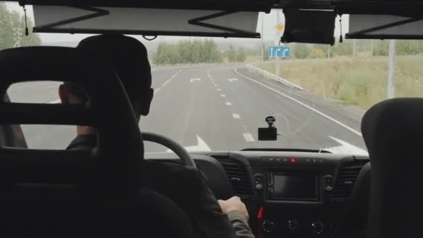 Zpětný Pohled Střední Detailní Záběr Dospělého Muže Řídícího Osobní Autobus — Stock video