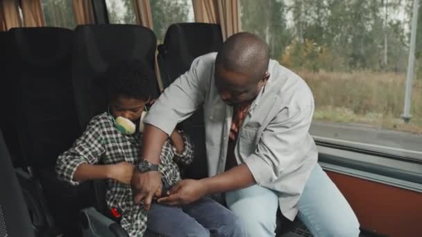 Mittlere Aufnahme Eines Afroamerikanischen Mannes Der Sich Und Seinen Jährigen — Stockvideo