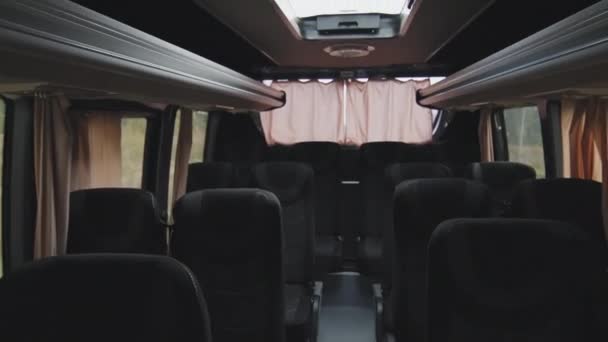 Dollying Out Geen Mensen Neergeschoten Van Grote Passagiersbus Met Lege — Stockvideo