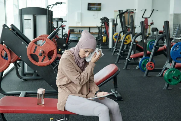 목욕으로 젖은 얼굴에 손을 댄 젊은 스포츠 여자 — 스톡 사진