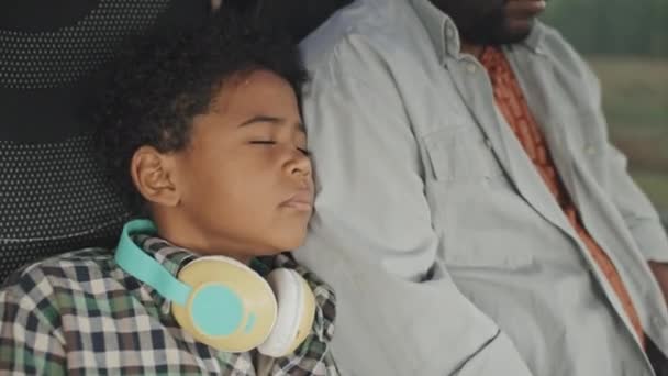在乘坐巴士时 8岁的男孩在父亲的肩上打盹 这是个很好的特写镜头 — 图库视频影像