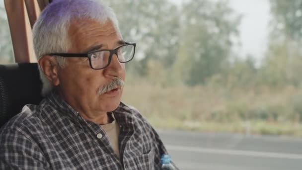 Średnie Zbliżenie Nerwowego Starszego Mężczyzny Okularach Biorącego Tabletki Chorobę Lokomocyjną — Wideo stockowe