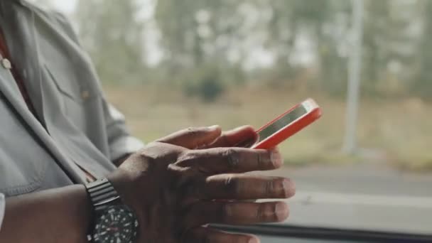 Close Van Onherkenbare Handen Van Afro Amerikaanse Man Sms Berichten — Stockvideo
