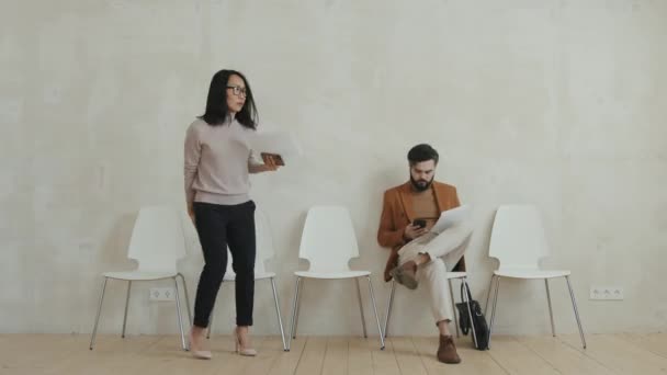 Timelapse Toma Media Diversos Grupos Hombres Mujeres Ropa Formal Entrando — Vídeos de Stock