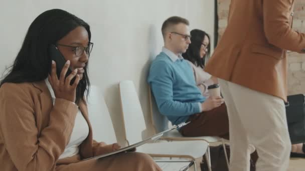 Pan Záběr Veselý Mladý Afroameričanka Brýlích Formální Oblečení Sedí Židli — Stock video
