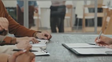 Yönetim kurulu iş görüşmesi sırasında tesettürlü tanınmayan Müslüman kadının orta bölümünün takibi
