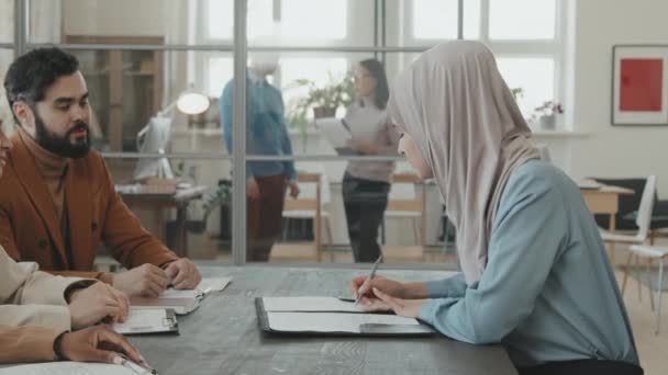 Spårning Kvinnliga Arbetssökande Hijab Sångdokument Och Skaka Hand Med Representanter — Stockvideo