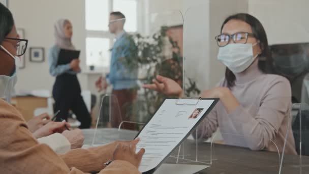 Mediana Toma Mujer Asiática Máscara Facial Gafas Sentadas Mesa Detrás — Vídeos de Stock