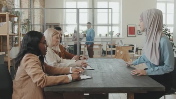 Temsilcilerinden Oluşan Bir Ekibin Açık Planlı Ofisin Konferans Masasında Oturmasının — Stok video