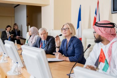 Olgun Kadın Politikacı Mikrofona Konuşuyor