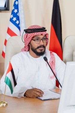 İslami Politikacı Mikrofona Konuşuyor