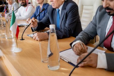 Görüşünü açıklayan temsilci.