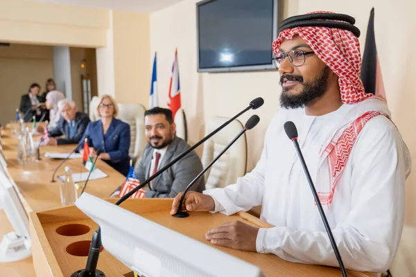 Político musulmán hablando en público — Foto de Stock