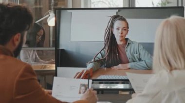 HR temsilcilerinin görüntüsü görüntülü görüşme yoluyla kadınlarla online iş görüşmesi yapıyor.