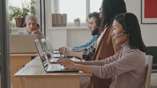 Captura Seguimiento Diversos Grupos Trabajadores Centros Llamadas Auriculares Sentados Escritorios — Vídeo de stock