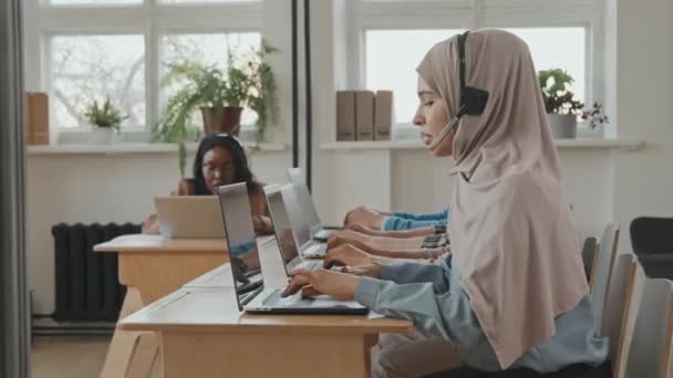 Suivi Portrait Femme Musulmane Heureuse Dans Hijab Assis Bureau Côté — Video