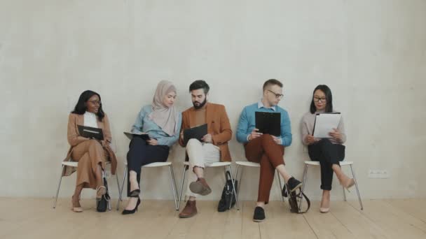 Střední Záběr Různorodé Skupiny Mladých Mužů Žen Podložkami Kteří Sedí — Stock video