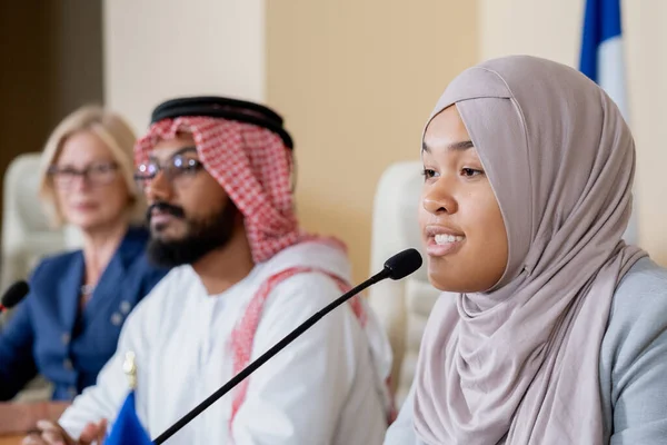 Женщины-мусульмане участвуют в конференции Обсуждение — стоковое фото