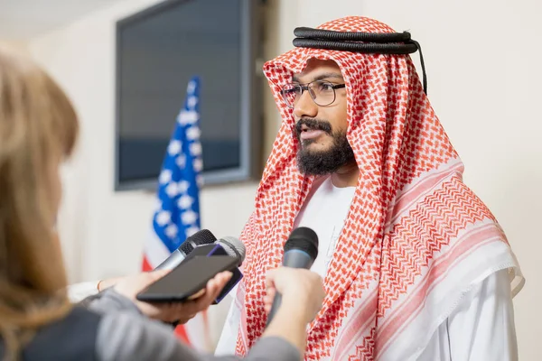 Político de Oriente Medio respondiendo preguntas de los medios — Foto de Stock