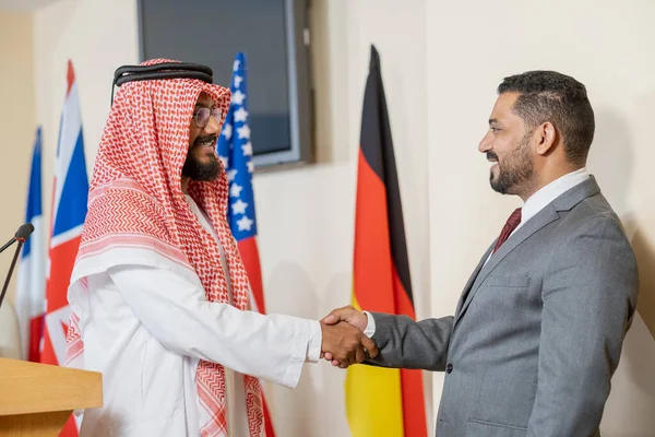 Handshaking entre políticos do Oriente Médio — Fotografia de Stock