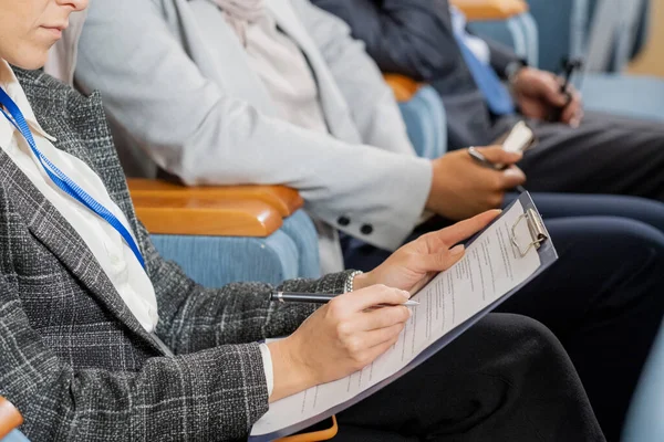 Ifyllande av frågeformulär efter konferensen — Stockfoto