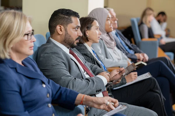 Arabský podnikatel na návštěvě konference — Stock fotografie