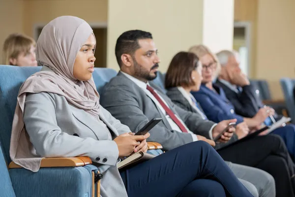 Multietniskt affärsfolk på konferens — Stockfoto