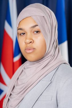 Başörtüsü İçinde Kadın Politikacı