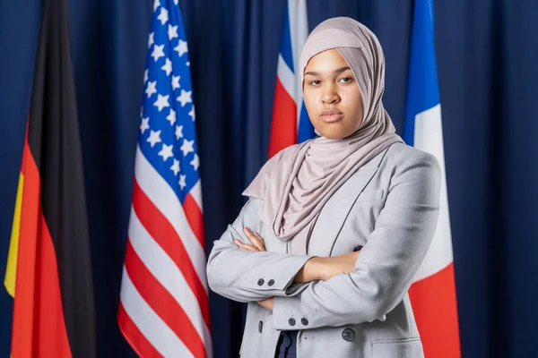 Mulher muçulmana contra bandeiras nacionais — Fotografia de Stock