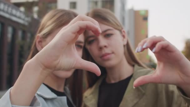 Portræt Tracking Med Nærbillede Unge Tvillingesøstre Stående Udenfor Viser Hånd – Stock-video