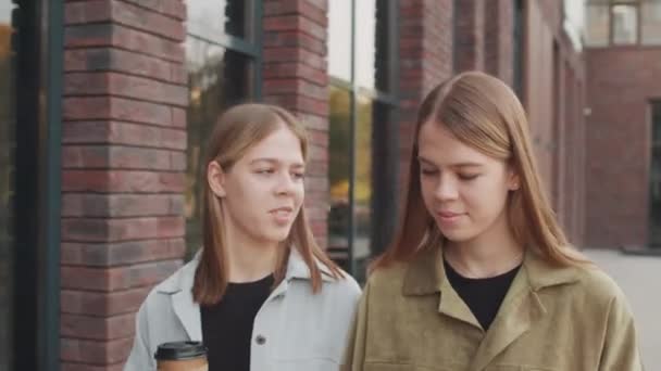 Primer Plano Seguimiento Tiro Hermanas Gemelas Felices Idénticos Llevando Café — Vídeo de stock