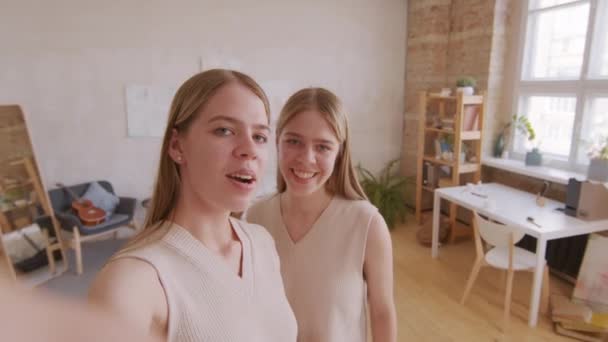 Mutlu Ikiz Kız Kardeşlerin Kamera Tutarken Kendilerini Odalarını Videoya Çekerken — Stok video