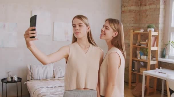 Handheld Tiro Médio Jovens Felizes Meninas Gêmeas Seu Quarto Tirar — Vídeo de Stock