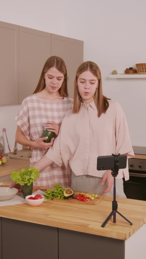 쌍둥이 부엌에서 요리하고 전화로 비디오를 녹화하는 모습이 — 비디오