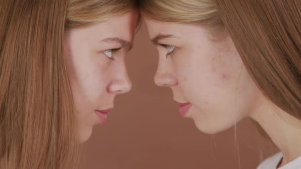 Extreme Nahaufnahme Von Glücklichen Zwillingsschwestern Die Sich Die Stirn Berühren — Stockvideo