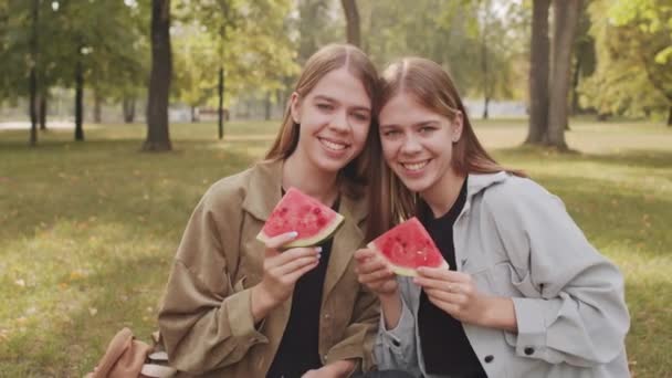 Seguimiento Retrato Las Hermanas Gemelas Jóvenes Felices Con Trozos Sandía — Vídeos de Stock