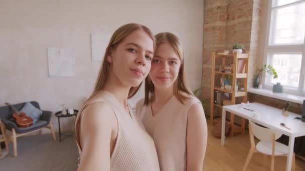 Mutlu Ikiz Kız Kardeşlerin Fotoğraf Çekimleri Fotoğraf Makineleri Yatak Odalarında — Stok video